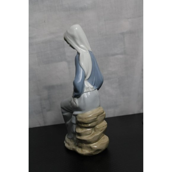 Lladro "Girl with Lilies Sitting" Collectable #4972 - Picture 4 of 8